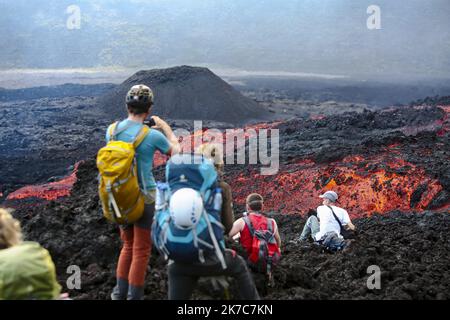 â©PHOTOPQR/QUOTIDIEN DE LA REUNION/Yann Huet ; ; 07/12/2020 ; Piton de la founaise, Ã©ruption du volcan, badauds Front de coulÃ©e Photo Yann HUET - La Reunion, französische Insel, dec 7. 2020 Piton de la founaise, Vulkanausbruch Stockfoto