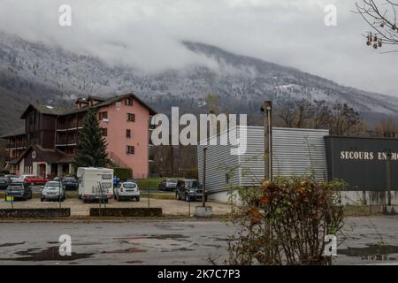 ©PHOTOPQR/LE DAUPHINE/Sylvain MUSCIO ; Albertville ; 09/12/2020 ; SYLVAIN MUSCIO / LE DAUPHINE FREIE 2020-12-09 Cinq morts dans le Crash d' un hoicoptere en Savoie dans la Zone du Grand Arc la CRS Bonvillard, Frankreich, dez 9. 2020 - 5 people ded in a Crash in french Alps . Der Pilot hat sich verletzt Stockfoto