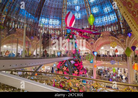 2020 12 09 Paris @ JP N'Guyen/Maxppp Le traditionnel sapin de Noël des Galleries Lafayette rend cette année Hommage à l’aviateur Jules Védrines qui, en 1919, atterrissait sur le toit de l’établissement parisien. Une décoration placée sous direction artistique de l’illustrator belge Tom Schamp - Paris, Frankreich, 9. 2020. dez. - Weihnachtsbaum im Geschäft der Galerie Lafayette in Paris Stockfoto