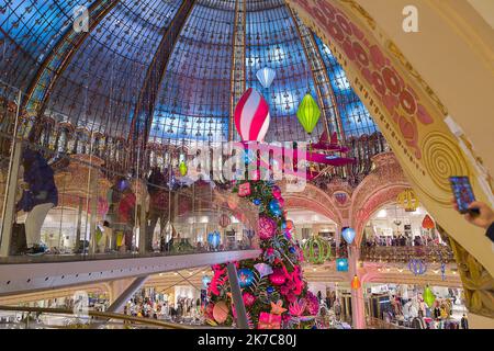 2020 12 09 Paris @ JP N'Guyen/Maxppp Le traditionnel sapin de Noël des Galleries Lafayette rend cette année Hommage à l’aviateur Jules Védrines qui, en 1919, atterrissait sur le toit de l’établissement parisien. Une décoration placée sous direction artistique de l’illustrator belge Tom Schamp - Paris, Frankreich, 9. 2020. dez. - Weihnachtsbaum im Geschäft der Galerie Lafayette in Paris Stockfoto