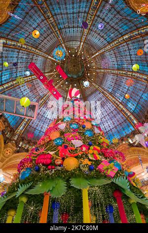 2020 12 09 Paris @ JP N'Guyen/Maxppp Le traditionnel sapin de Noël des Galleries Lafayette rend cette année Hommage à l’aviateur Jules Védrines qui, en 1919, atterrissait sur le toit de l’établissement parisien. Une décoration placée sous direction artistique de l’illustrator belge Tom Schamp - Paris, Frankreich, 9. 2020. dez. - Weihnachtsbaum im Geschäft der Galerie Lafayette in Paris Stockfoto