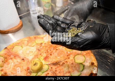 ©PHOTOPQR/LA DEPECHE DU MIDI/FREDERIC CHARMEUX ; TOULOUSE ; 09/12/2020 ; A LA PIZZERIA O PETIT NAPLES , PIZZA AU CBD QUE L' ON AJOUTE AU DERNIER MOMENT TOULOUSE, FRANKREICH, DEZ 9TH 2020 AT O PETIT NAPLES , CBD PIZZA HINZUGEFÜGT BEI DER LETZTEN MOMENT Stockfoto