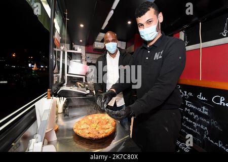 ©PHOTOPQR/LA DEPECHE DU MIDI/FREDERIC CHARMEUX ; TOULOUSE ; 09/12/2020 ; A LA PIZZERIA O PETIT NAPLES , PIZZA AU CBD QUE L' ON AJOUTE AU DERNIER MOMENT TOULOUSE, FRANKREICH, DEZ 9TH 2020 AT O PETIT NAPLES , CBD PIZZA HINZUGEFÜGT BEI DER LETZTEN MOMENT Stockfoto