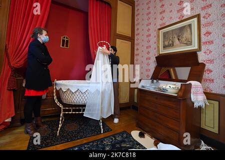 ©PHOTOPQR/VOIX DU NORD/FLORENT MOREAU ; 10/12/2020 ; LILLE, LE 10.12.2020. Apres deux mois de Restauration, retour du berceau de Charles de Gaulle dans sa maison natale rue Princesse. FOTO FLORENT MOREAU LA VOIX DU Nord - Lille, Frankreich, 10. 2020. dez. nach zweimonatiger Restaurierung kehren Sie von der Wiege von Charles de Gaulle zu seinem Geburtsort in der Rue Princesse zurück. Stockfoto