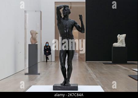 ©PHOTOPQR/L'ALSACE/Darek SZUSTER ; Riehen ; 11/12/2020 ; L'Exposition Rodin Arp va ouvrir au public ce week-end à la Fondation Beyeler. - 2020/12/11. Zum ersten Mal bringt eine Museumsausstellung Auguste Rodin (1840–1917) und Hans Arp (1886–1966) in Dialog und verbindet das bahnbrechende Werk des großen Reformers der Skulptur aus dem späten 19.. Jahrhundert mit dem einflussreichen Werk eines Hauptdarstellers der abstrakten Skulptur aus dem 20.. Jahrhundert. Stockfoto