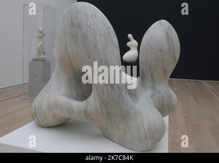 ©PHOTOPQR/L'ALSACE/Darek SZUSTER ; Riehen ; 11/12/2020 ; L'Exposition Rodin Arp va ouvrir au public ce week-end à la Fondation Beyeler. - 2020/12/11. Zum ersten Mal bringt eine Museumsausstellung Auguste Rodin (1840–1917) und Hans Arp (1886–1966) in Dialog und verbindet das bahnbrechende Werk des großen Reformers der Skulptur aus dem späten 19.. Jahrhundert mit dem einflussreichen Werk eines Hauptdarstellers der abstrakten Skulptur aus dem 20.. Jahrhundert. Stockfoto