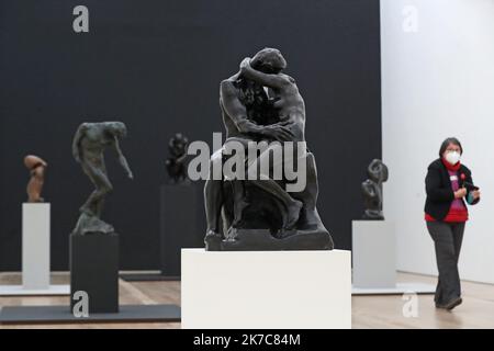 ©PHOTOPQR/L'ALSACE/Darek SZUSTER ; Riehen ; 11/12/2020 ; L'Exposition Rodin Arp va ouvrir au public ce week-end à la Fondation Beyeler. - 2020/12/11. Zum ersten Mal bringt eine Museumsausstellung Auguste Rodin (1840–1917) und Hans Arp (1886–1966) in Dialog und verbindet das bahnbrechende Werk des großen Reformers der Skulptur aus dem späten 19.. Jahrhundert mit dem einflussreichen Werk eines Hauptdarstellers der abstrakten Skulptur aus dem 20.. Jahrhundert. Stockfoto