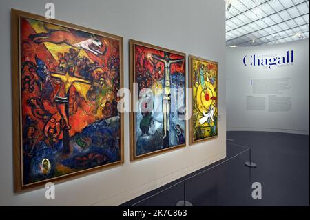 ©PHOTOPQR/L'EST REPUBLICAIN/ALEXANDRE MARCHI ; METZ ; 11/12/2020 ; KULTUR - AUSSTELLUNG MARC CHAGALL PASSEUR DE LUMIERE - MUSEE - PEINTURES - DESSINS - COLLAGEN - VITRAUX. Centre Pompido-Metz 11 Décembre 2020. Les trois tableaux 'Résistance', 'Résurection' et 'Libération' dans l'Exposition inédite 'Chagall. Passeur de Lumière' sur 1200 m² en galerie 3 du Centre Pompiu-Metz jusqu'au 26 avril 2021. FOTO Alexandre MARCHI. - Metz, Frankreich, dez 11. 2020 - Ausstellung Marc Chagall. Der Abgesandte des Lichts im Centre Pompidu Metz Marc Chagall, Déambulatoire de la cathédrale de Metz ab November 21 Stockfoto