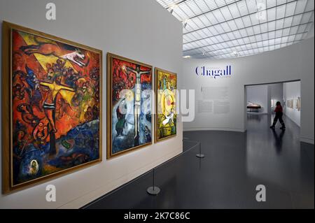 ©PHOTOPQR/L'EST REPUBLICAIN/ALEXANDRE MARCHI ; METZ ; 11/12/2020 ; KULTUR - AUSSTELLUNG MARC CHAGALL PASSEUR DE LUMIERE - MUSEE - PEINTURES - DESSINS - COLLAGEN - VITRAUX. Centre Pompido-Metz 11 Décembre 2020. Les trois tableaux 'Résistance', 'Résurection' et 'Libération' dans l'Exposition inédite 'Chagall. Passeur de Lumière' sur 1200 m² en galerie 3 du Centre Pompiu-Metz jusqu'au 26 avril 2021. FOTO Alexandre MARCHI. - Metz, Frankreich, dez 11. 2020 - Ausstellung Marc Chagall. Der Abgesandte des Lichts im Centre Pompidu Metz Marc Chagall, Déambulatoire de la cathédrale de Metz ab November 21 Stockfoto