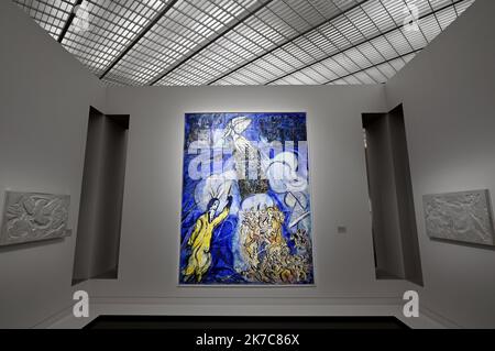 ©PHOTOPQR/L'EST REPUBLICAIN/ALEXANDRE MARCHI ; METZ ; 11/12/2020 ; KULTUR - AUSSTELLUNG MARC CHAGALL PASSEUR DE LUMIERE - MUSEE - PEINTURES - DESSINS - COLLAGEN - VITRAUX - SIGNATURE - AUTOGRAPHE. Centre Pompido-Metz 11 Décembre 2020. Céramique (de 90 carreaux) 'Le Passage de la mer Rouge' (1956) de l'église Notre-Dame-de-Toute-Grâce, Le Plateau-d'Assy, dans l'Exposition inédite 'Chagall. Passeur de Lumière' sur 1200 m² en galerie 3 du Centre Pompiu-Metz jusqu'au 26 avril 2021. FOTO Alexandre MARCHI. - Metz, Frankreich, dez 11. 2020 - Ausstellung Marc Chagall. Der Abgesandte des Lichts im Zentrum Stockfoto