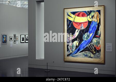 ©PHOTOPQR/L'EST REPUBLICAIN/ALEXANDRE MARCHI ; METZ ; 11/12/2020 ; KULTUR - AUSSTELLUNG MARC CHAGALL PASSEUR DE LUMIERE - MUSEE - PEINTURES - DESSINS - COLLAGEN - VITRAUX - SIGNATURE - AUTOGRAPHE. Centre Pompido-Metz 11 Décembre 2020. 'Le Monde Rouge et noir ou Soleil Rouge', Carton de tapisserie, (1951) dans l'Exposition inédite 'Chagall. Passeur de Lumière' sur 1200 m² en galerie 3 du Centre Pompiu-Metz jusqu'au 26 avril 2021. FOTO Alexandre MARCHI. - Metz, Frankreich, dez 11. 2020 - Ausstellung Marc Chagall. Der Abgesandte des Lichts im Centre Pompidu Metz Marc Chagall, Déambulatoire de la Ca Stockfoto