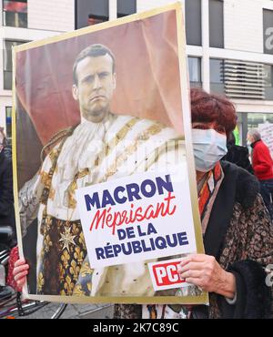 ©PHOTOPQR/L'ALSACE/Darek SZUSTER ; Mulhouse ; 12/12/2020 ; UN peu moins de 400 personnes se sont retrouvées ce samedi place Franklin à Mulhouse pour demander le retrait pur et simple de la loi « Sécurité globale ». A l’Initiative de ce rassemblement figure un collectif regroupant parts politiques, syndicats et Associations. macron napoleon - Tausende protestieren in ganz Frankreich gegen das Sicherheitsgesetz Dez 12 2020 Stockfoto