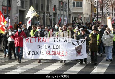 ©PHOTOPQR/L'ALSACE/Darek SZUSTER ; Mulhouse ; 12/12/2020 ; UN peu moins de 400 personnes se sont retrouvées ce samedi place Franklin à Mulhouse pour demander le retrait pur et simple de la loi « Sécurité globale ». A l’Initiative de ce rassemblement figure un collectif regroupant parts politiques, syndicats et Associations. - Tausende protestieren in ganz Frankreich gegen das Sicherheitsgesetz Dez 12 2020 Stockfoto