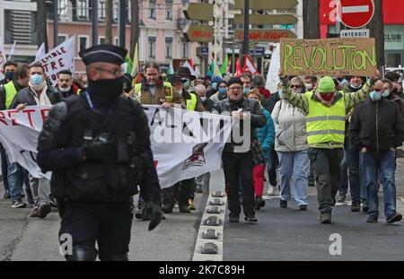 ©PHOTOPQR/L'ALSACE/Darek SZUSTER ; Mulhouse ; 12/12/2020 ; UN peu moins de 400 personnes se sont retrouvées ce samedi place Franklin à Mulhouse pour demander le retrait pur et simple de la loi « Sécurité globale ». A l’Initiative de ce rassemblement figure un collectif regroupant parts politiques, syndicats et Associations. - Tausende protestieren in ganz Frankreich gegen das Sicherheitsgesetz Dez 12 2020 Stockfoto