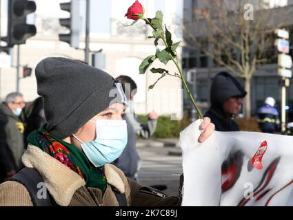 ©PHOTOPQR/L'ALSACE/Darek SZUSTER ; Mulhouse ; 12/12/2020 ; UN peu moins de 400 personnes se sont retrouvées ce samedi place Franklin à Mulhouse pour demander le retrait pur et simple de la loi « Sécurité globale ». A l’Initiative de ce rassemblement figure un collectif regroupant parts politiques, syndicats et Associations. - Tausende protestieren in ganz Frankreich gegen das Sicherheitsgesetz Dez 12 2020 Stockfoto