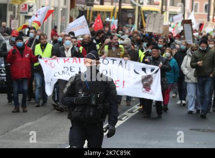 ©PHOTOPQR/L'ALSACE/Darek SZUSTER ; Mulhouse ; 12/12/2020 ; UN peu moins de 400 personnes se sont retrouvées ce samedi place Franklin à Mulhouse pour demander le retrait pur et simple de la loi « Sécurité globale ». A l’Initiative de ce rassemblement figure un collectif regroupant parts politiques, syndicats et Associations. - Tausende protestieren in ganz Frankreich gegen das Sicherheitsgesetz Dez 12 2020 Stockfoto