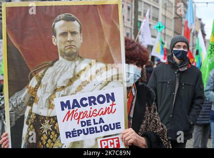 ©PHOTOPQR/L'ALSACE/Darek SZUSTER ; Mulhouse ; 12/12/2020 ; UN peu moins de 400 personnes se sont retrouvées ce samedi place Franklin à Mulhouse pour demander le retrait pur et simple de la loi « Sécurité globale ». A l’Initiative de ce rassemblement figure un collectif regroupant parts politiques, syndicats et Associations. macron napoleon - Tausende protestieren in ganz Frankreich gegen das Sicherheitsgesetz Dez 12 2020 Stockfoto