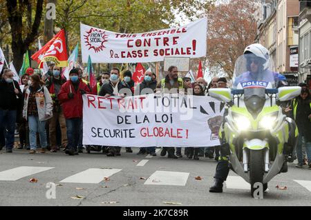 ©PHOTOPQR/L'ALSACE/Darek SZUSTER ; Mulhouse ; 12/12/2020 ; UN peu moins de 400 personnes se sont retrouvées ce samedi place Franklin à Mulhouse pour demander le retrait pur et simple de la loi « Sécurité globale ». A l’Initiative de ce rassemblement figure un collectif regroupant parts politiques, syndicats et Associations. - Tausende protestieren in ganz Frankreich gegen das Sicherheitsgesetz Dez 12 2020 Stockfoto