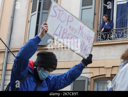 ©PHOTOPQR/L'ALSACE/Darek SZUSTER ; Mulhouse ; 12/12/2020 ; UN peu moins de 400 personnes se sont retrouvées ce samedi place Franklin à Mulhouse pour demander le retrait pur et simple de la loi « Sécurité globale ». A l’Initiative de ce rassemblement figure un collectif regroupant parts politiques, syndicats et Associations. - Tausende protestieren in ganz Frankreich gegen das Sicherheitsgesetz Dez 12 2020 Stockfoto