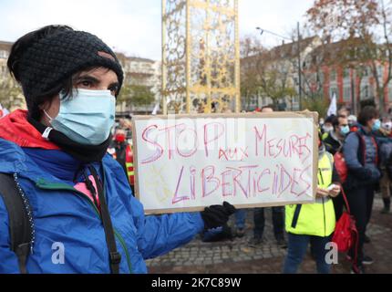 ©PHOTOPQR/L'ALSACE/Darek SZUSTER ; Mulhouse ; 12/12/2020 ; UN peu moins de 400 personnes se sont retrouvées ce samedi place Franklin à Mulhouse pour demander le retrait pur et simple de la loi « Sécurité globale ». A l’Initiative de ce rassemblement figure un collectif regroupant parts politiques, syndicats et Associations. - Tausende protestieren in ganz Frankreich gegen das Sicherheitsgesetz Dez 12 2020 Stockfoto