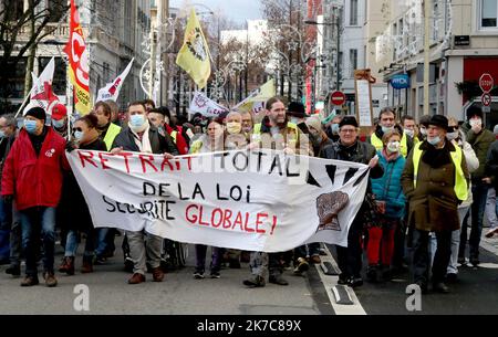 ©PHOTOPQR/L'ALSACE/Darek SZUSTER ; Mulhouse ; 12/12/2020 ; UN peu moins de 400 personnes se sont retrouvées ce samedi place Franklin à Mulhouse pour demander le retrait pur et simple de la loi « Sécurité globale ». A l’Initiative de ce rassemblement figure un collectif regroupant parts politiques, syndicats et Associations. - Tausende protestieren in ganz Frankreich gegen das Sicherheitsgesetz Dez 12 2020 Stockfoto