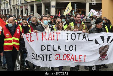 ©PHOTOPQR/L'ALSACE/Darek SZUSTER ; Mulhouse ; 12/12/2020 ; UN peu moins de 400 personnes se sont retrouvées ce samedi place Franklin à Mulhouse pour demander le retrait pur et simple de la loi « Sécurité globale ». A l’Initiative de ce rassemblement figure un collectif regroupant parts politiques, syndicats et Associations. - Tausende protestieren in ganz Frankreich gegen das Sicherheitsgesetz Dez 12 2020 Stockfoto