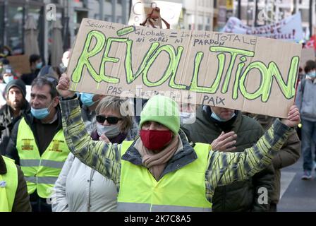 ©PHOTOPQR/L'ALSACE/Darek SZUSTER ; Mulhouse ; 12/12/2020 ; UN peu moins de 400 personnes se sont retrouvées ce samedi place Franklin à Mulhouse pour demander le retrait pur et simple de la loi « Sécurité globale ». A l’Initiative de ce rassemblement figure un collectif regroupant parts politiques, syndicats et Associations. - Tausende protestieren in ganz Frankreich gegen das Sicherheitsgesetz Dez 12 2020 Stockfoto