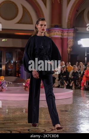 Melbourne, Australien, 16. Oktober 2022. Ein Model im Outfit des Designers Martin Grant geht während der nächtlichen Rollbahn der Melbourne Fashion Week mit einem glamourösen Set unter der beeindruckenden, großen Kuppel von 333 Collins, den Granitsäulen, Dekorative Bögen und kunstvolle schmiedeeiserne Elemente waren der Hintergrund für eine Präsentation der australischen High-End-Mode, Melbourne Australia. Quelle: Michael Currie/Speed Media/Alamy Live News Stockfoto