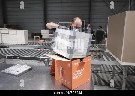 ©PHOTOPQR/LE PARISIEN/ARNAUD DUMONTIER ; Monchy-le-Preux ; 10/12/2020 ; Monchy-le-Preuxl (62) -Jeudi 10 décembre 2020. Reportage chez Sofalgam qui a répondu à l'appel d'offre de Pfizer pour la fabrication des caissons qui vont transporter le Vaccin contre la covid. CE caisson en polyuréthane testé en laboratoire et rempli de glace carbonique garantiert un Transport à -70 C durant 5 jours conformément au cahier des Charges Pfizer Conteneurs permettant le Transport de la glace chez les Clients. Covid covid-19 covid 19 Coronavirus © Arnaud Dumontier pour Le Parisien - Frankreich, dez 2020 Produktion von Stockfoto