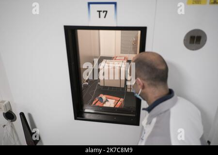 ©PHOTOPQR/LE PARISIEN/ARNAUD DUMONTIER ; Monchy-le-Preux ; 10/12/2020 ; Monchy-le-Preuxl (62) -Jeudi 10 décembre 2020. Reportage chez Sofalgam qui a répondu à l'appel d'offre de Pfizer pour la fabrication des caissons qui vont transporter le Vaccin contre la covid. CE caisson en polyuréthane testé en laboratoire et rempli de glace carbonique garantiert un Transport à -70 C durant 5 jours conformément au cahier des Charges Pfizer Conteneurs permettant le Transport de la glace chez les Clients. Covid covid-19 covid 19 Coronavirus © Arnaud Dumontier pour Le Parisien - Frankreich, dez 2020 Produktion von Stockfoto