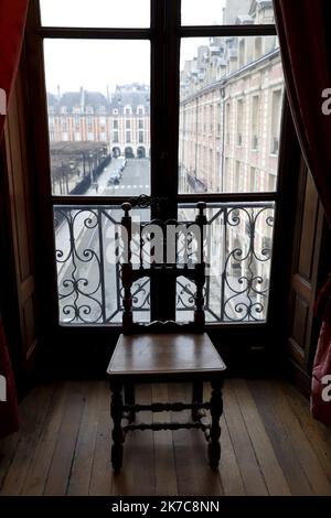 ©PHOTOPQR/LE PARISIEN/Delphine Goldsztejn ; PARIS ; 08/12/2020 ; Maison de Victor Hugo 6 Place des Vosges, 75004 Paris Vue pl des Vosges Le 08/12/2020 Foto : Delphine Goldsztejn - Paris, Frankreich, dez 8. 2020 - das Haus von Victor Hugo, das sich an einem der berühmtesten Orte von Paris, dem Place des Vosges, befindet, wurde renoviert. Das Haus, in dem der Autor von Les Misérables vor seinem Exil lebte, wird nach 18 Monaten Arbeit bald wieder eröffnet. Eine Verzauberung. Führung in Vorschau. Victor Hugo (1802-1885) war ein französischer Dichter, Schriftsteller und Dramatiker der romantischen Bewegung. Während einer literarischen Karriere, die sich mehr spannte Stockfoto