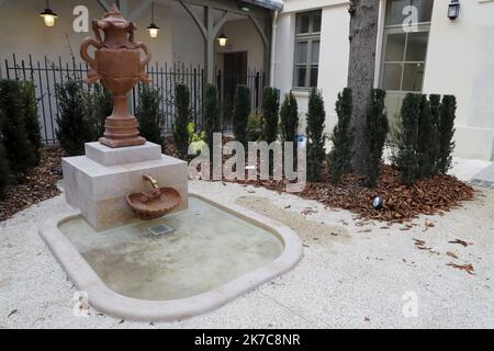 ©PHOTOPQR/LE PARISIEN/Delphine Goldsztejn ; PARIS ; 08/12/2020 ; Maison de Victor Hugo 6 Place des Vosges, 75004 Paris Le nouveau jardin avec une fontaine Le 08/12/2020 Foto : Delphine Goldsztejn - Paris, Frankreich, dez 8. 2020 - das Haus von Victor Hugo, das sich an einem der berühmtesten Orte von Paris, dem Place des Vosges, befindet, wurde renoviert. Das Haus, in dem der Autor von Les Misérables vor seinem Exil lebte, wird nach 18 Monaten Arbeit bald wieder eröffnet. Eine Verzauberung. Führung in Vorschau. Victor Hugo (1802-1885) war ein französischer Dichter, Schriftsteller und Dramatiker der romantischen Bewegung. Während einer literarischen Karriere Stockfoto