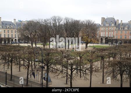 ©PHOTOPQR/LE PARISIEN/Delphine Goldsztejn ; PARIS ; 08/12/2020 ; Maison de Victor Hugo 6 Place des Vosges, 75004 Paris Vue de l'Appartement : la Place des Vosges Le 08/12/2020 Foto : Delphine Goldsztejn - Paris, Frankreich, dez 8. 2020 - das Haus von Victor Hugo, das sich an einem der berühmtesten Orte von Paris, dem Place des Vosges, befindet, wurde renoviert. Das Haus, in dem der Autor von Les Misérables vor seinem Exil lebte, wird nach 18 Monaten Arbeit bald wieder eröffnet. Eine Verzauberung. Führung in Vorschau. Victor Hugo (1802-1885) war ein französischer Dichter, Schriftsteller und Dramatiker der romantischen Bewegung. Während einer literarischen Stockfoto