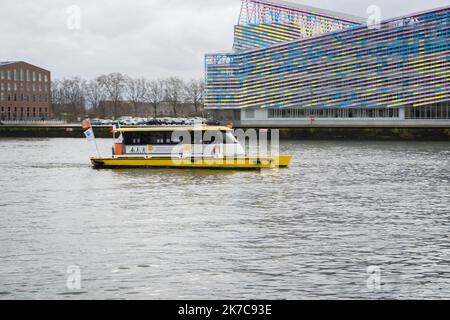 ©Julian Letouq / Le Pictorium/MAXPPP - Julian Letouq / Le Pictorium - 11/12/2020 - Frankreich / Normandie / Rouen - C'est une navette a energie renouvelable qui relie la rive droite et la rive gauche de la seine a Rouen. / 11/12/2020 - Frankreich / Normandie / Rouen - Es handelt sich um einen Shuttle für erneuerbare Energien, der das rechte und das linke Ufer der seine mit Rouen verbindet. Stockfoto