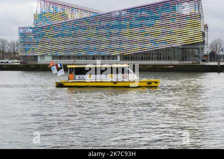 ©Julian Letouq / Le Pictorium/MAXPPP - Julian Letouq / Le Pictorium - 11/12/2020 - Frankreich / Normandie / Rouen - C'est une navette a energie renouvelable qui relie la rive droite et la rive gauche de la seine a Rouen. / 11/12/2020 - Frankreich / Normandie / Rouen - Es handelt sich um einen Shuttle für erneuerbare Energien, der das rechte und das linke Ufer der seine mit Rouen verbindet. Stockfoto