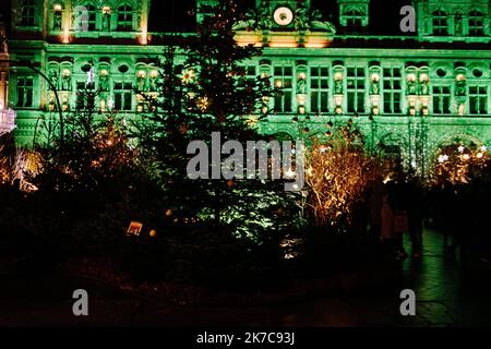 ©Jan Schmidt-Whitley/Le Pictorium/MAXPPP - Jan Schmidt-Whitley/Le Pictorium - 12/12/2020 - Frankreich / Paris / Paris - La ville de Paris Lance son marche de Noel et les Illuminations de Noel en peine crise du covid19. / 12/12/2020 - Frankreich / Paris / Paris - die Stadt Paris startet ihren Weihnachtsmarkt und Weihnachtsbeleuchtung inmitten der Krise von covid19. Stockfoto