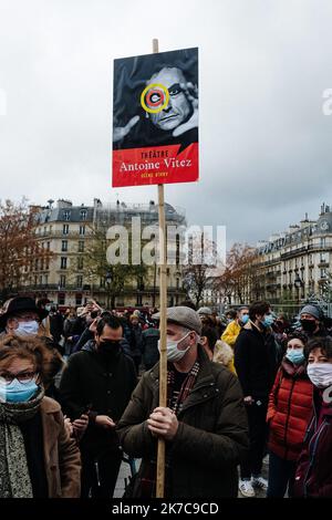 ©Jan Schmidt-Whitley/Le Pictorium/MAXPPP - Jan Schmidt-Whitley/Le Pictorium - 15/12/2020 - Frankreich / Paris / Paris - UN-Manifest porte une pancarte du Theatre Antoine Vitez d'Ivry sur seine. Face a la prolongation de la fermeture des salles et des lieux culturels decide par le gouvernement, le monde de la culture et du spectacle a prevu de se mobilizer mardi 15 decembre en criant sa colere lors d'une vingtaine de Manifestations a Paris et partout en France. / 15/12/2020 - Frankreich / Paris / Paris - Ein Mann hält ein Schild eines französischen Theaters. Angesichts der Entscheidung der Regierung, die cl Stockfoto