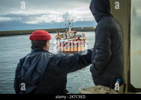 ©Olivier Donnars / Le Pictorium/MAXPPP - Olivier Donnars / Le Pictorium - 23/10/2015 - Frankreich / Bretagne / Le Guilvinec - Retour de peche vers 16h des bateaux cotiers au Guilvinec (29), Premier Port francais de peche artisanale. / 23/10/2015 - Frankreich / Bretagne / Le Guilvinec - Rückkehr der Fischerei um 4:00 Uhr von den Küstenbooten nach Guilvinec (29), dem ersten französischen Hafen der handwerklichen Fischerei. Stockfoto