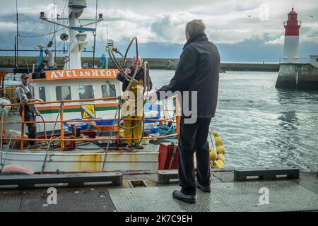 ©Olivier Donnars / Le Pictorium/MAXPPP - Olivier Donnars / Le Pictorium - 23/10/2015 - Frankreich / Bretagne / Le Guilvinec - Retour de peche vers 16h des bateaux cotiers au Guilvinec (29), Premier Port francais de peche artisanale. / 23/10/2015 - Frankreich / Bretagne / Le Guilvinec - Rückkehr der Fischerei um 4:00 Uhr von den Küstenbooten nach Guilvinec (29), dem ersten französischen Hafen der handwerklichen Fischerei. Stockfoto