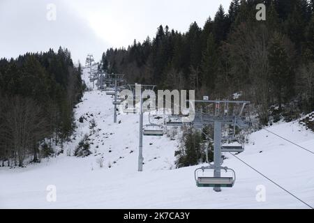 ©Giacomo Italiano/MAXPPP - Trotz der Einschränkungen aufgrund der Pandemie von Covid 19 bereitet sich das Skigebiet La Clusaz in der Haute Savoie auf den Weihnachtsurlaub in den französischen Alpen vor. Hier können Sie die Skilifte für die Öffentlichkeit geschlossen sehen. Frankreich, La Clusaz, 17.. Dezember 2020. Fotograf: Giacomo Italiano / MaxPPP Malgre les restrictions dues a la pandemie du Covid 19, la Station de Ski de La Clusaz, en Haute Savoie, se prepare pour ces vacances de Noel dans les Alpes francaises. ICI on peut voir les remontees mecaniques fermees au public. Frankreich, La Clusaz, 17. Dezember 2020. Photographie Stockfoto