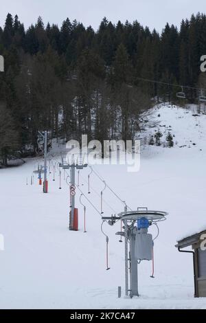 ©Giacomo Italiano/MAXPPP - Trotz der Einschränkungen aufgrund der Pandemie von Covid 19 bereitet sich das Skigebiet La Clusaz in der Haute Savoie auf den Weihnachtsurlaub in den französischen Alpen vor. Hier können Sie die Skilifte für die Öffentlichkeit geschlossen sehen. Frankreich, La Clusaz, 17.. Dezember 2020. Fotograf: Giacomo Italiano / MaxPPP Malgre les restrictions dues a la pandemie du Covid 19, la Station de Ski de La Clusaz, en Haute Savoie, se prepare pour ces vacances de Noel dans les Alpes francaises. ICI on peut voir les remontees mecaniques fermees au public. Frankreich, La Clusaz, 17. Dezember 2020. Photographie Stockfoto