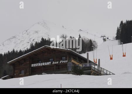 ©Giacomo Italiano/MAXPPP - Trotz der Einschränkungen aufgrund der Pandemie von Covid 19 bereitet sich das Skigebiet La Clusaz in der Haute Savoie auf den Weihnachtsurlaub in den französischen Alpen vor. Hier können Sie die Skilifte für die Öffentlichkeit geschlossen sehen. Frankreich, La Clusaz, 17.. Dezember 2020. Fotograf: Giacomo Italiano / MaxPPP Malgre les restrictions dues a la pandemie du Covid 19, la Station de Ski de La Clusaz, en Haute Savoie, se prepare pour ces vacances de Noel dans les Alpes francaises. ICI on peut voir les remontees mecaniques fermees au public. Frankreich, La Clusaz, 17. Dezember 2020. Photographie Stockfoto