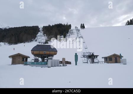 ©Giacomo Italiano/MAXPPP - Trotz der Einschränkungen aufgrund der Pandemie von Covid 19 bereitet sich das Skigebiet La Clusaz in der Haute Savoie auf den Weihnachtsurlaub in den französischen Alpen vor. Hier können Sie die Skilifte für die Öffentlichkeit geschlossen sehen. Frankreich, La Clusaz, 19.. Dezember 2020. Fotograf: Giacomo Italiano / MaxPPP Malgre les restrictions dues a la pandemie du Covid 19, la Station de Ski de La Clusaz, en Haute Savoie, se prepare pour ces vacances de Noel dans les Alpes francaises. ICI on peut voir les remontees mecaniques fermees au public. Frankreich, La Clusaz, 19. Dezember 2020. Photographie Stockfoto