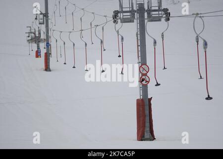 ©Giacomo Italiano/MAXPPP - Trotz der Einschränkungen aufgrund der Pandemie von Covid 19 bereitet sich das Skigebiet La Clusaz in der Haute Savoie auf den Weihnachtsurlaub in den französischen Alpen vor. Hier können Sie die Skilifte für die Öffentlichkeit geschlossen sehen. Frankreich, La Clusaz, 17.. Dezember 2020. Fotograf: Giacomo Italiano / MaxPPP Malgre les restrictions dues a la pandemie du Covid 19, la Station de Ski de La Clusaz, en Haute Savoie, se prepare pour ces vacances de Noel dans les Alpes francaises. ICI on peut voir les remontees mecaniques fermees au public. Frankreich, La Clusaz, 17. Dezember 2020. Photographie Stockfoto