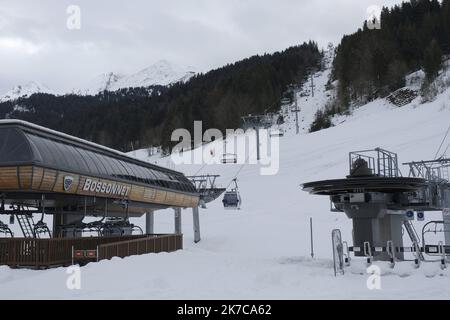 ©Giacomo Italiano/MAXPPP - Trotz der Einschränkungen aufgrund der Pandemie von Covid 19 bereitet sich das Skigebiet La Clusaz in der Haute Savoie auf den Weihnachtsurlaub in den französischen Alpen vor. Hier können Sie die Skilifte für die Öffentlichkeit geschlossen sehen. Frankreich, La Clusaz, 17.. Dezember 2020. Fotograf: Giacomo Italiano / MaxPPP Malgre les restrictions dues a la pandemie du Covid 19, la Station de Ski de La Clusaz, en Haute Savoie, se prepare pour ces vacances de Noel dans les Alpes francaises. ICI on peut voir les remontees mecaniques fermees au public. Frankreich, La Clusaz, 17. Dezember 2020. Photographie Stockfoto