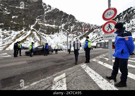 ©PHOTOPQR/LA DEPECHE DU MIDI/LAURENT DARD ; TARBES ; 19/12/2020 ; DDM LAURENT DARD CONTROLES DE POLICE ET DE GENDARMERIE A LA FRONTIERE ENTRE LA FRANCE ET L ESPAGNE AU TUNNEL D ARAGNOUET BIELSA - POLIZEI UND GENDARMERIE KONTROLLEN AN DER GRENZE ZWISCHEN FRANKREICH UND SPANIEN AN DER ARAGNOUET BIELSA TUNNEL Stockfoto