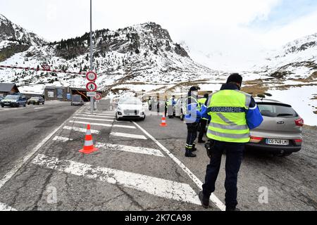 ©PHOTOPQR/LA DEPECHE DU MIDI/LAURENT DARD ; TARBES ; 19/12/2020 ; DDM LAURENT DARD CONTROLES DE POLICE ET DE GENDARMERIE A LA FRONTIERE ENTRE LA FRANCE ET L ESPAGNE AU TUNNEL D ARAGNOUET BIELSA - POLIZEI UND GENDARMERIE KONTROLLEN AN DER GRENZE ZWISCHEN FRANKREICH UND SPANIEN AN DER ARAGNOUET BIELSA TUNNEL Stockfoto