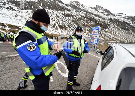 ©PHOTOPQR/LA DEPECHE DU MIDI/LAURENT DARD ; TARBES ; 19/12/2020 ; DDM LAURENT DARD CONTROLES DE POLICE ET DE GENDARMERIE A LA FRONTIERE ENTRE LA FRANCE ET L ESPAGNE AU TUNNEL D ARAGNOUET BIELSA - POLIZEI UND GENDARMERIE KONTROLLEN AN DER GRENZE ZWISCHEN FRANKREICH UND SPANIEN AN DER ARAGNOUET BIELSA TUNNEL Stockfoto