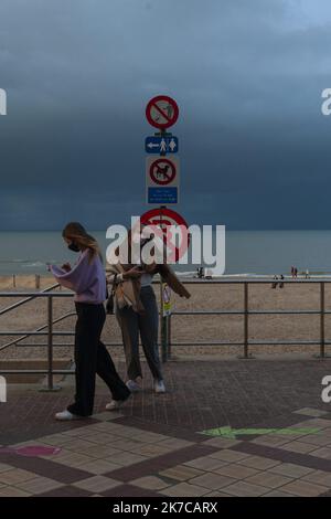 ©Nicolas Landemard / Le Pictorium/MAXPPP - Nicolas Landemard / Le Pictorium - 20/12/2020 - Belgique - Deux femmes se promenent le long du Bord de mer au Coq. / 20/12/2020 - Belgien - zwei Frauen laufen am Strand von Le Coq entlang. Stockfoto