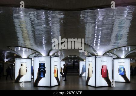 ©Julien Mattia / Le Pictorium/MAXPPP - Julien Mattia / Le Pictorium - 22/12/2020 - Frankreich / Ile-de-France / Paris - photographies d'illustrations des publicites d'Apple pour promouvoir l'iPhone 12 Mini dans la Station de Metro de la gare St Lazare a Paris le 22 Decembre 2020. / 22/12/2020 - Frankreich / Ile-de-France (Region) / Paris - Fotos, die Apples Werbung für das iPhone 12 Mini am 22.. Dezember 2020 in der Metrostation des Pariser Bahnhofs St. Lazare illustrieren. Stockfoto